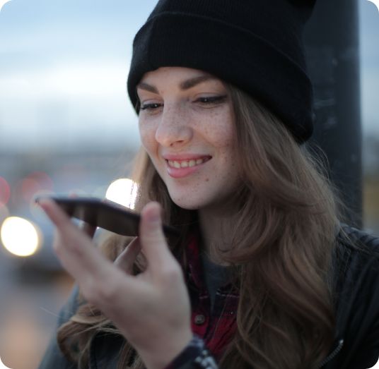 Mujer utilizando una aplicación de voz a texto