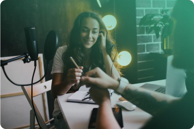 mujer con micrófono creando transcripción de entrevista