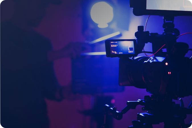 Cámara grabando escena iluminada en azul