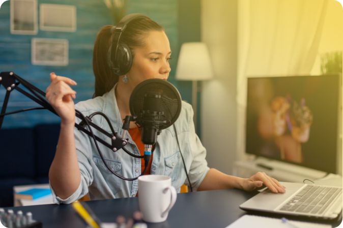 mujer que crea la transcripción de un podcast mediante voz a texto en un portátil