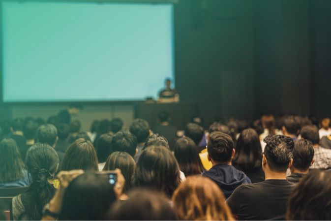 Numerosos jóvenes escuchan un discurso educativo