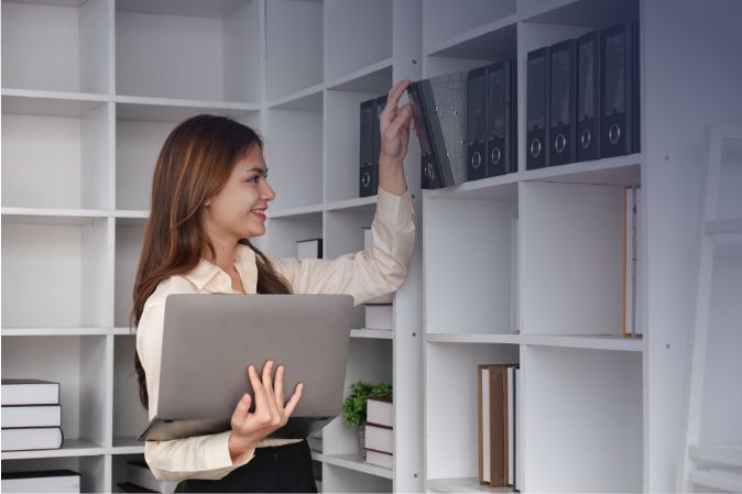 Mujer buscando en archivos
