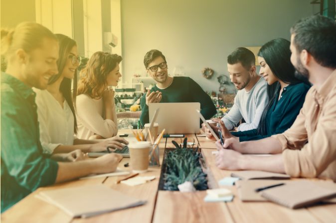 Personas sentadas a la mesa haciendo negocios en una oficina