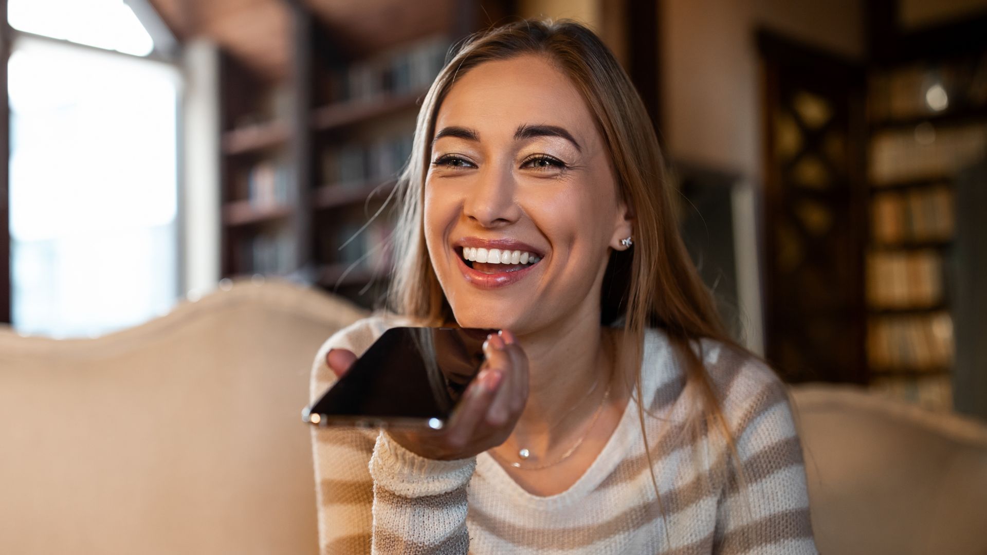 Una joven utiliza un traductor de voz para transcribir un discurso en casa