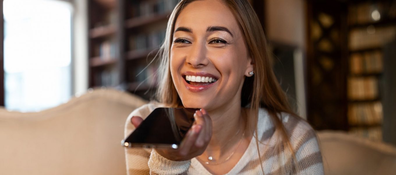 Una joven utiliza un traductor de voz para transcribir un discurso en casa